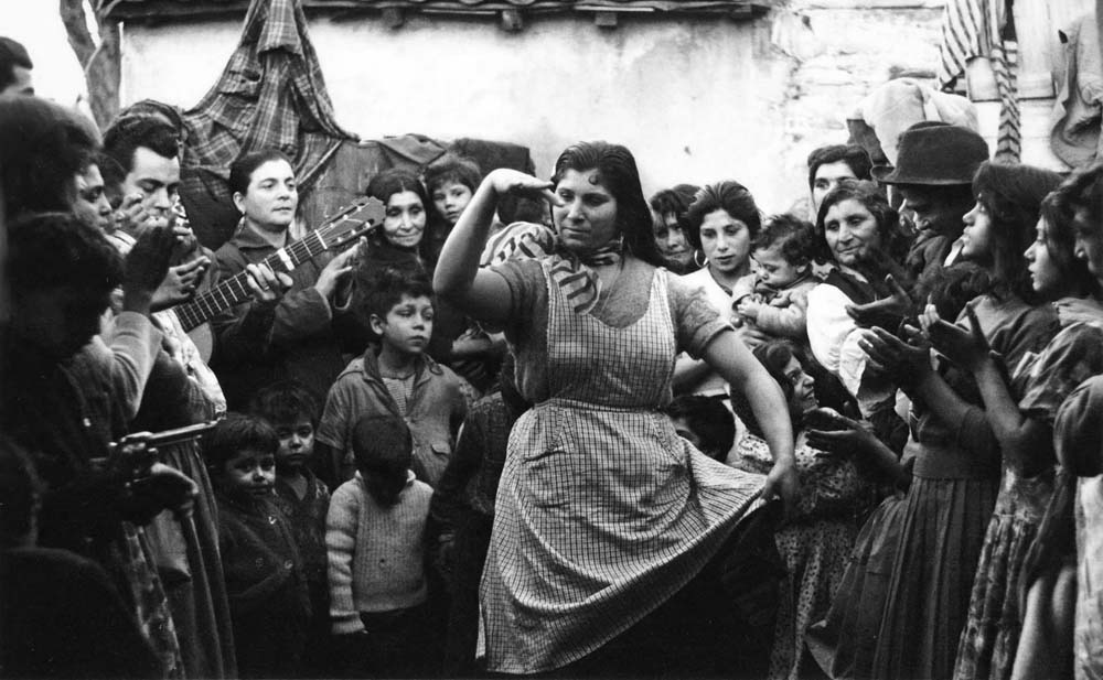 Gitanos bailando por positivismos.