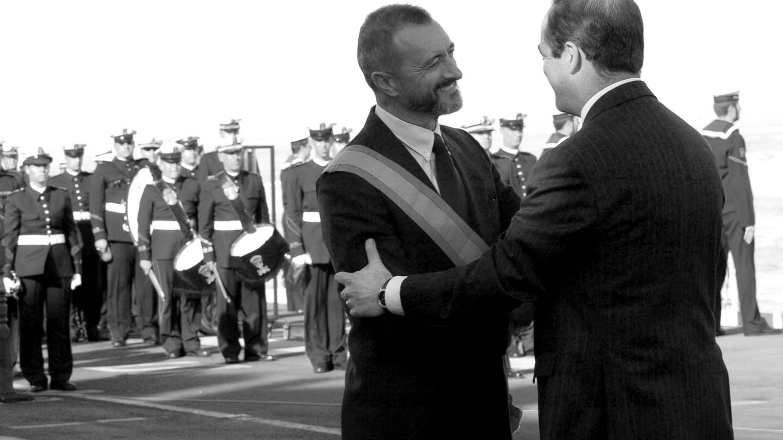 Gracias a su país de mierda por la distinción, ministro.